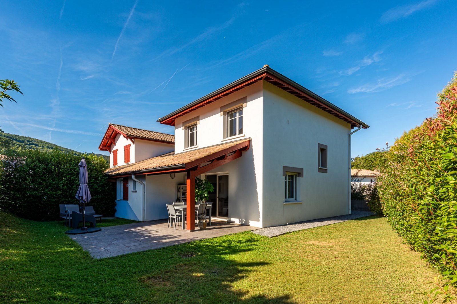 Fa&ccedil;ade basque et jardin clos